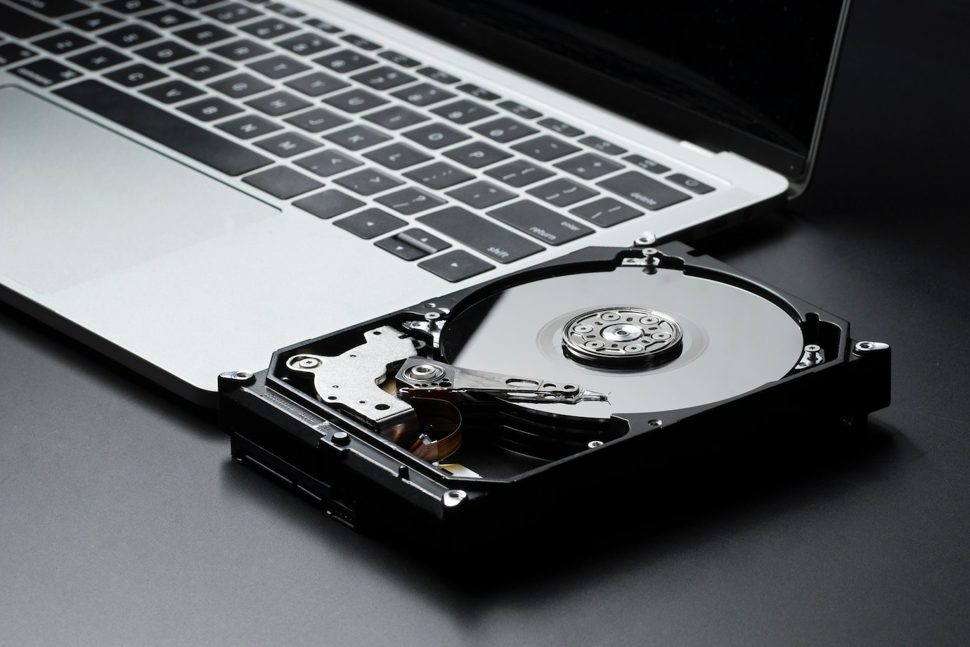 HDD vs SSD: Mana yang Lebih Cepat dan Keren?